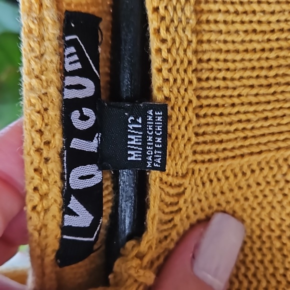 Volcom mustard yellow knitted sweater, with checkboard detail. And large hood. - Picture 4 of 5